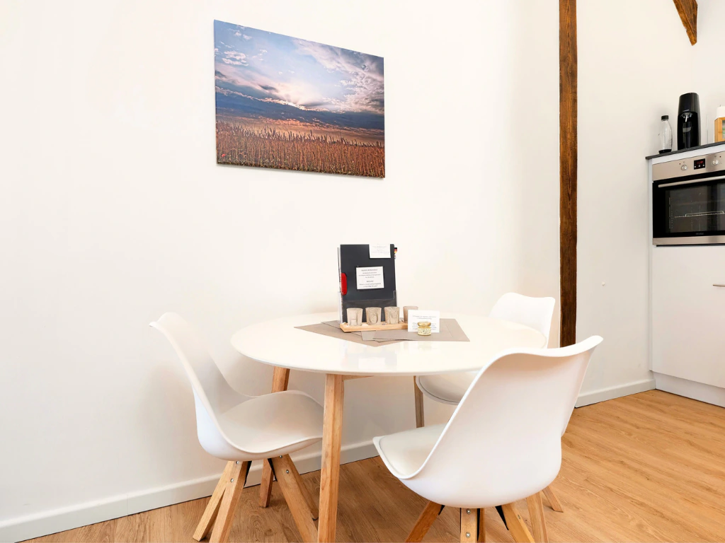 Ferienwohnung bei Heide Wohnbereich mit Esstisch und vier Stühlen