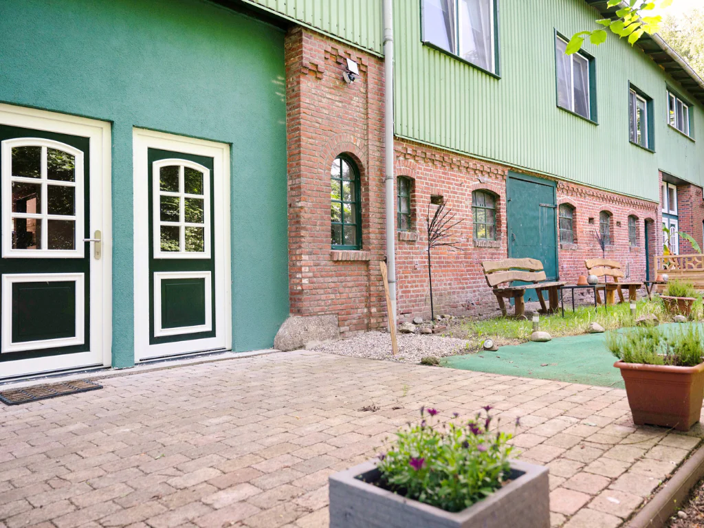 Ferienwohnung bei Büsum ausgebaute Scheune mit grünem Tor